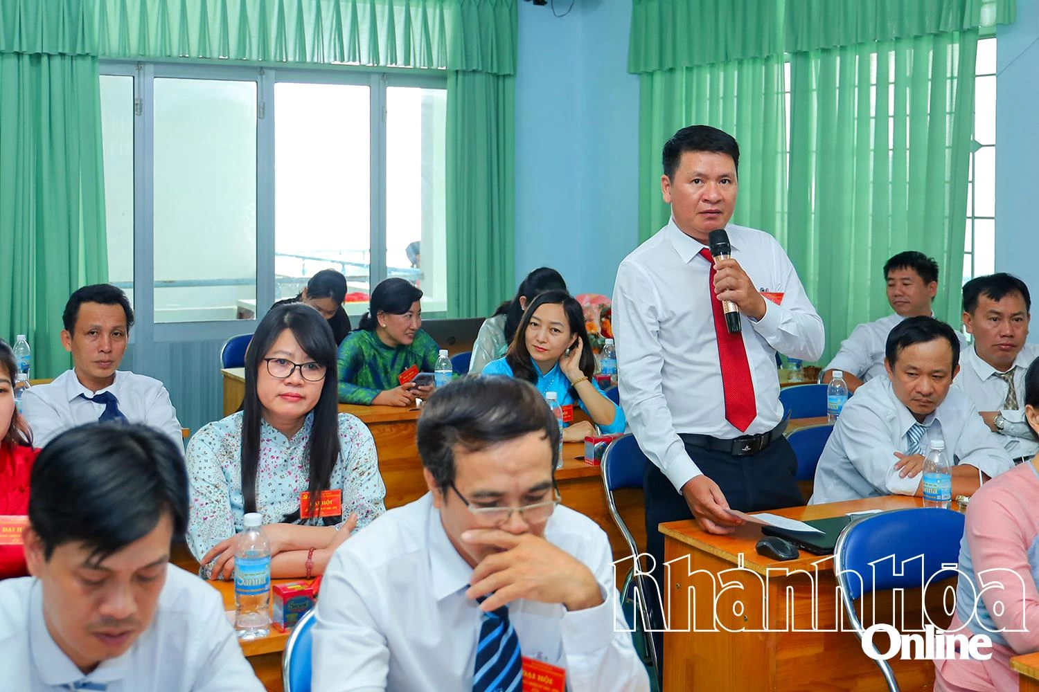 Đảng viên phát biểu đóng góp ý kiến cho nội dung dự thảo báo cáo chính trị của Đảng bộ Sở KHCN.