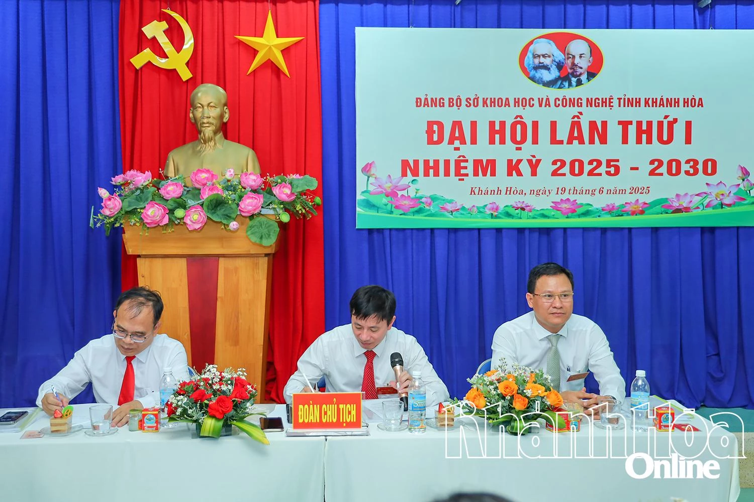 Đoàn chủ tịch điều hành Đại hội.