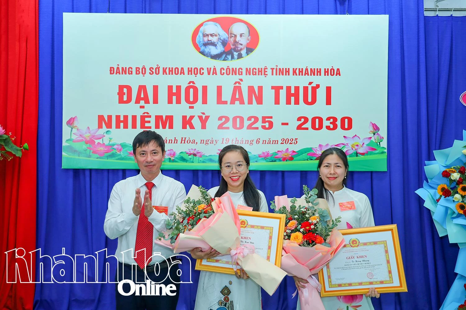 Lãnh đạo Đảng ủy Sở KHCN trao giấy khen cho 2 đảng viên.