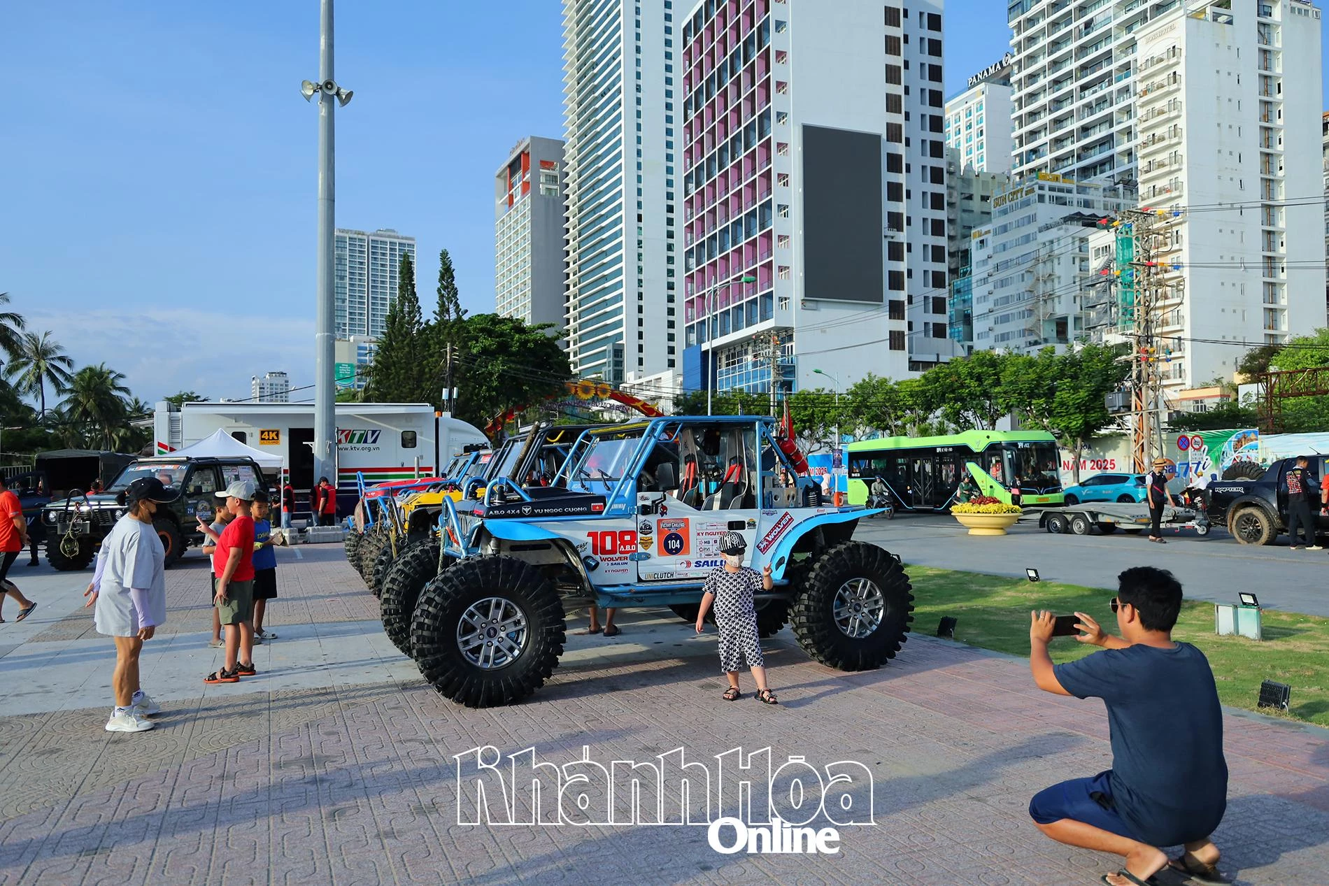 Người dân thích thú chụp ảnh lưu niệm với dàn xe thi đấu.