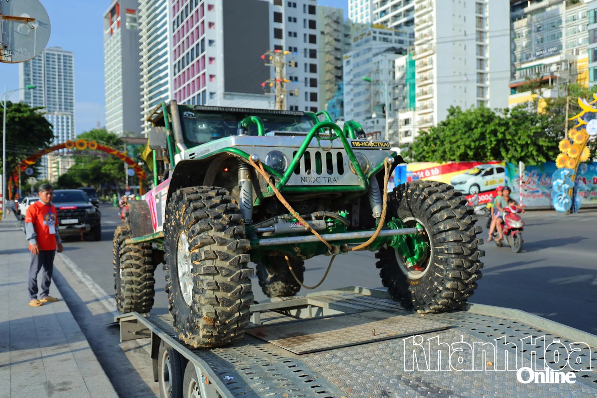 Các xe được chuyển đến điểm tập kết.