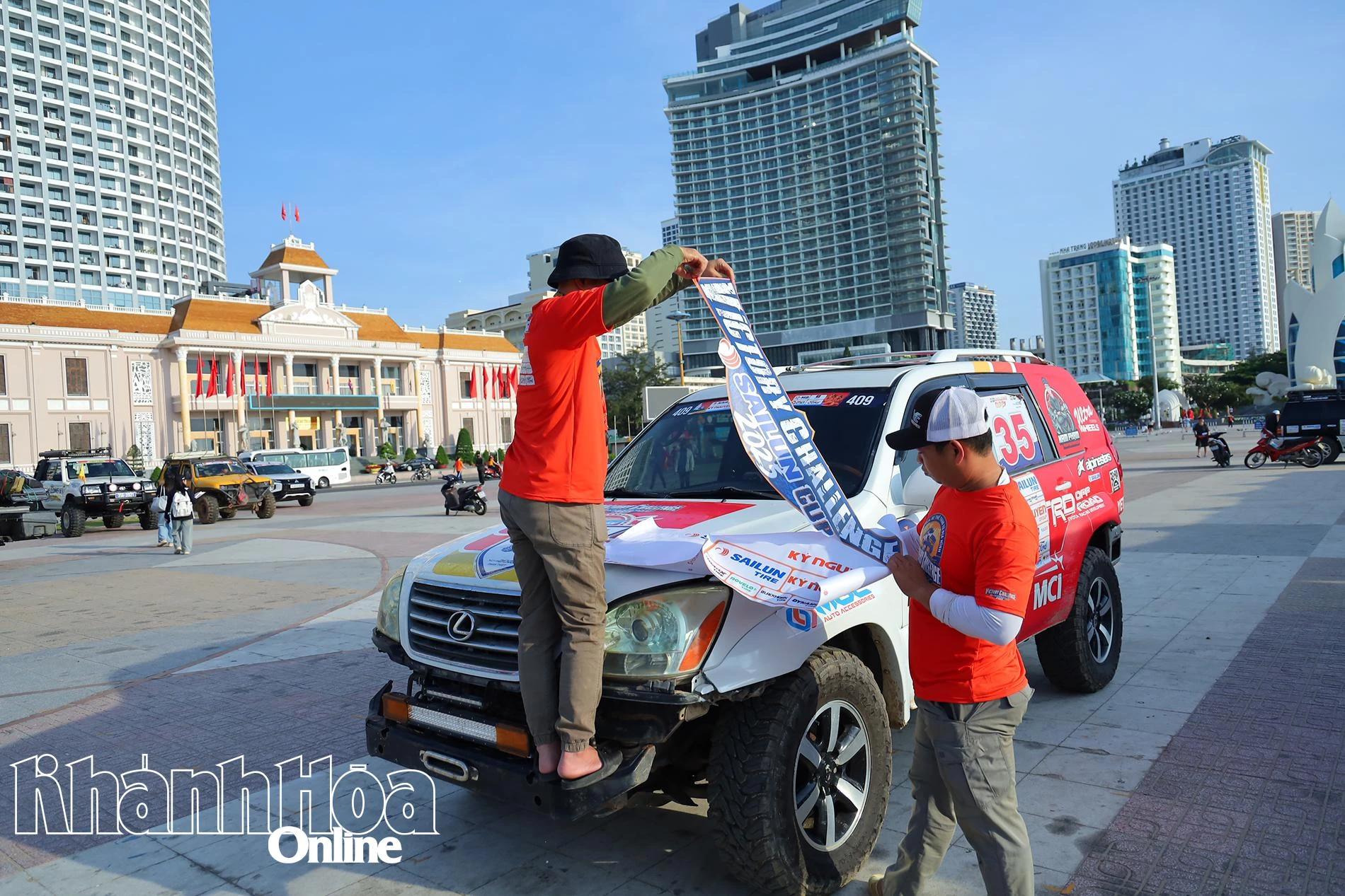 Các xe trang trí chuẩn bị diễu hành.