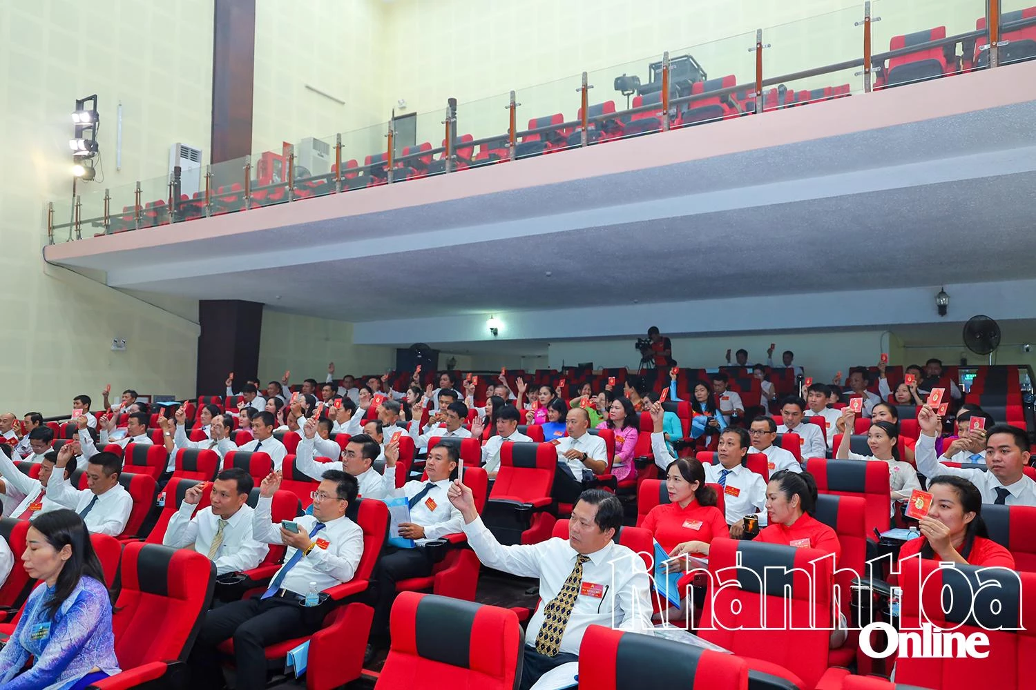 Đại biểu dự đại hội biểu quyết thông qua các nội dung trong đại hội.