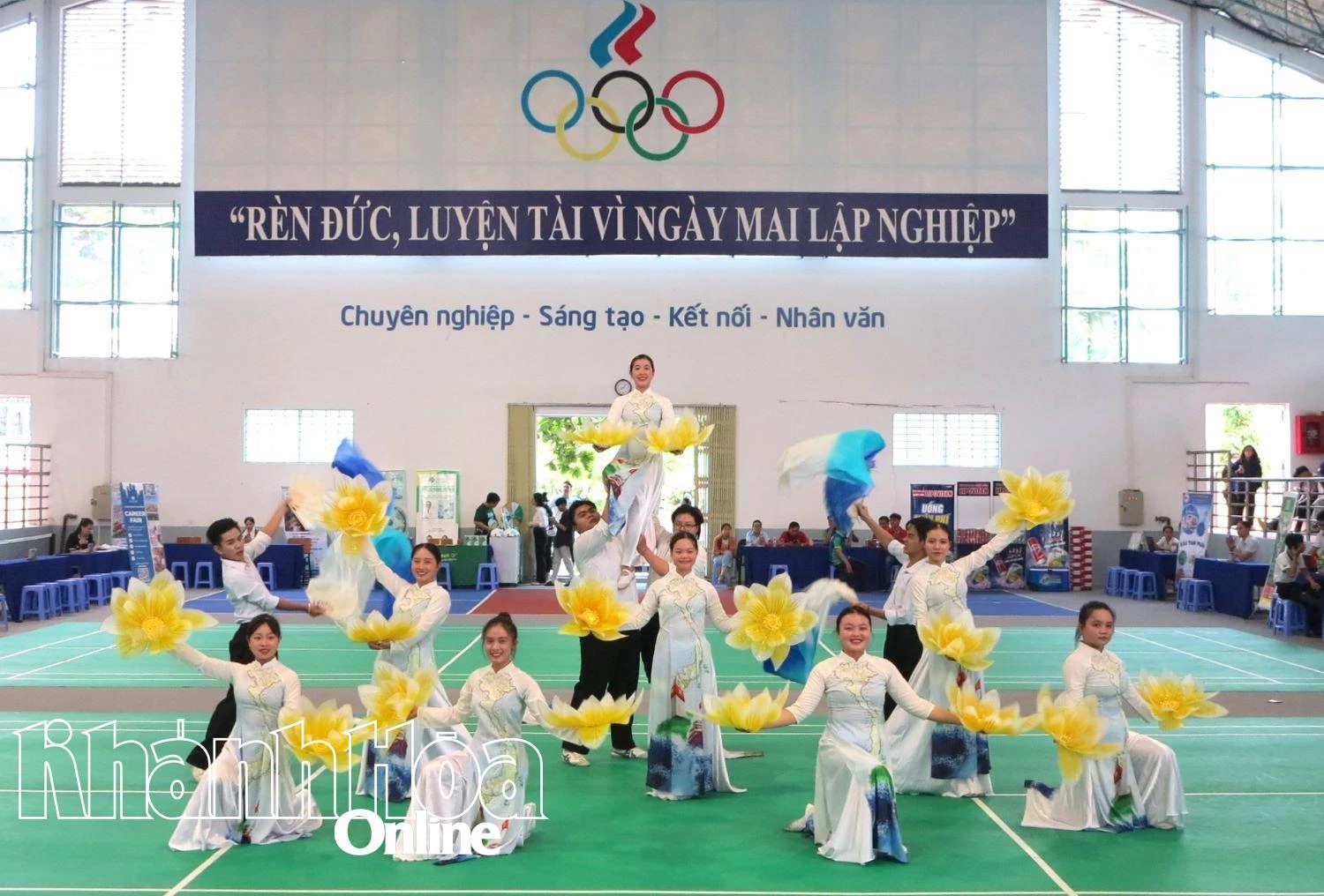 Tiết mục văn nghệ của sinh viên tại chương trình. 