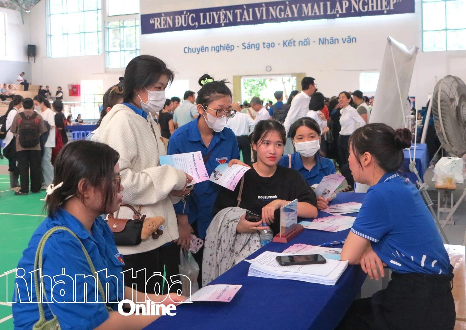 Các sinh viên tìm hiểu thông tin tuyển dụng của doanh nghiệp. 