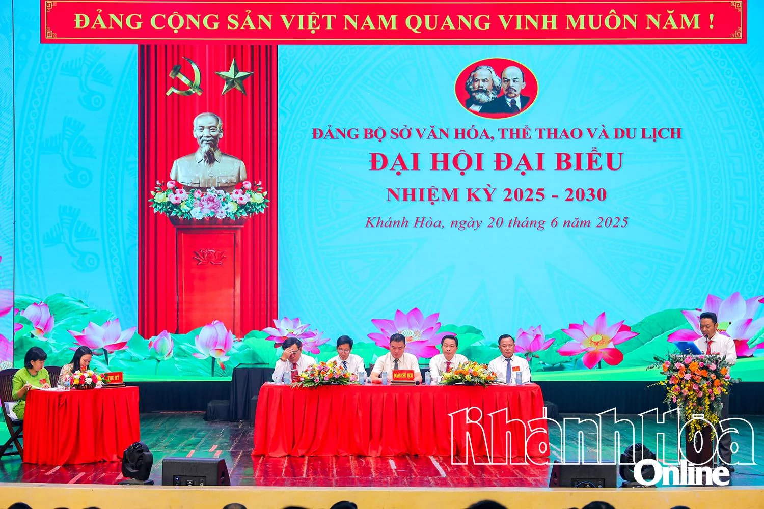 Đoàn chủ tịch điều hành đại hội.