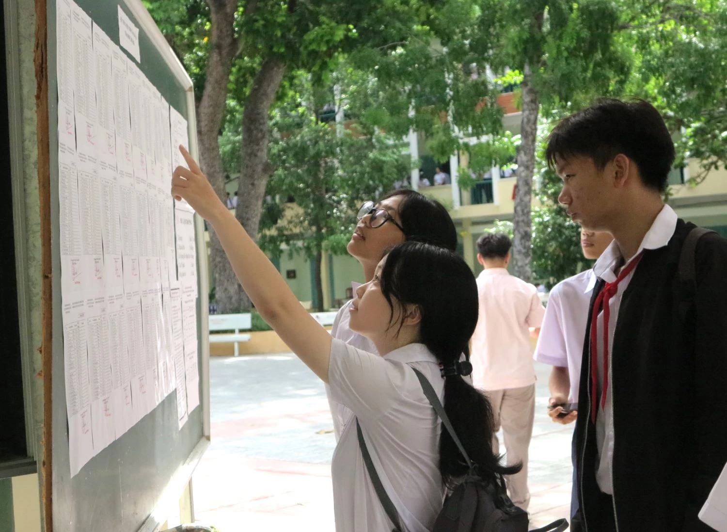 Thí sinh kiểm tra số báo danh và phòng thi tại điểm thi Trường THPT Nguyễn Văn Trỗi (TP. Nha Trang). 