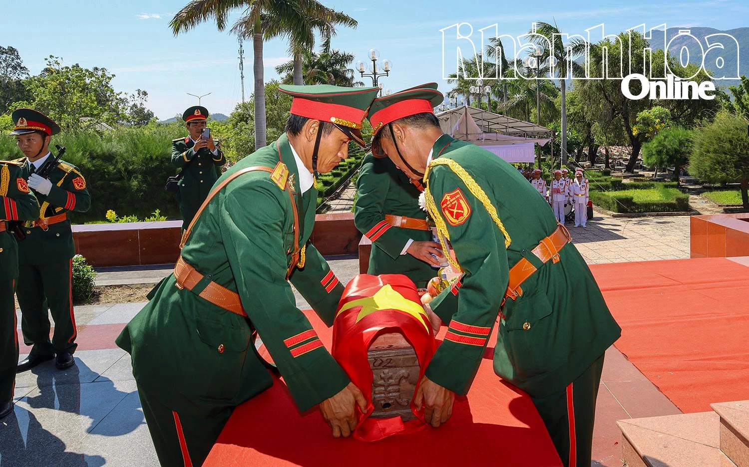 Xúc động ngày đưa các anh về bên đồng đội