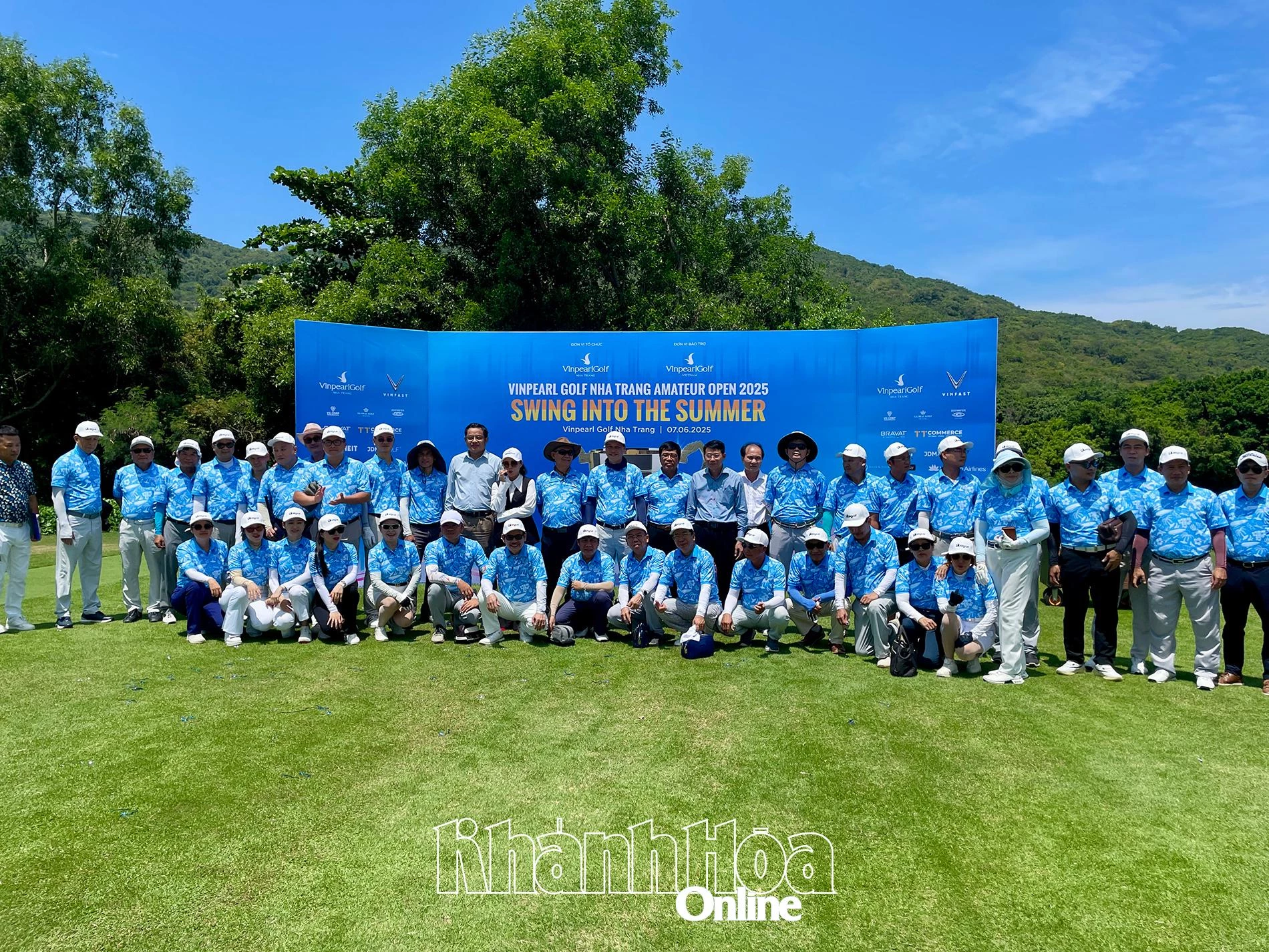 Các golfer chụp hình lưu niệm tại giải.