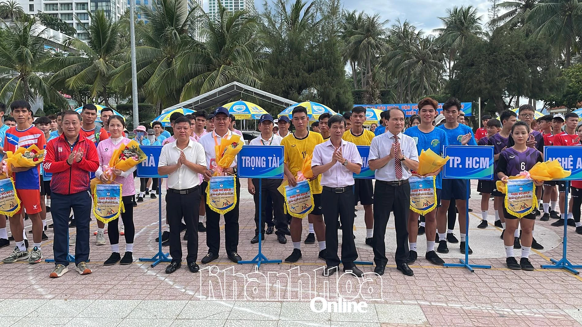 Ban tổ chức tặng hoa và cờ lưu niệm cho các đội.