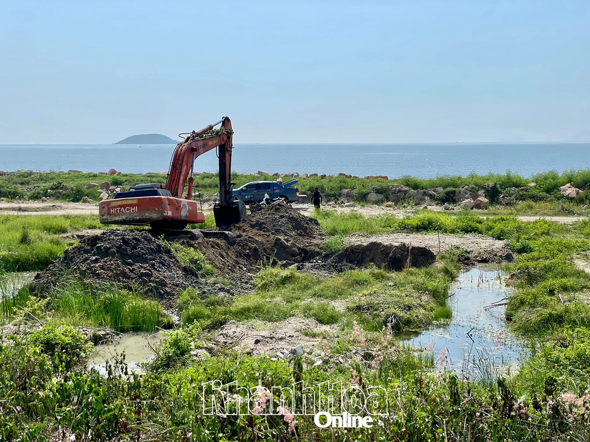 Ban tổ chức set-up đường đua tại khu vực Hòn Đỏ.