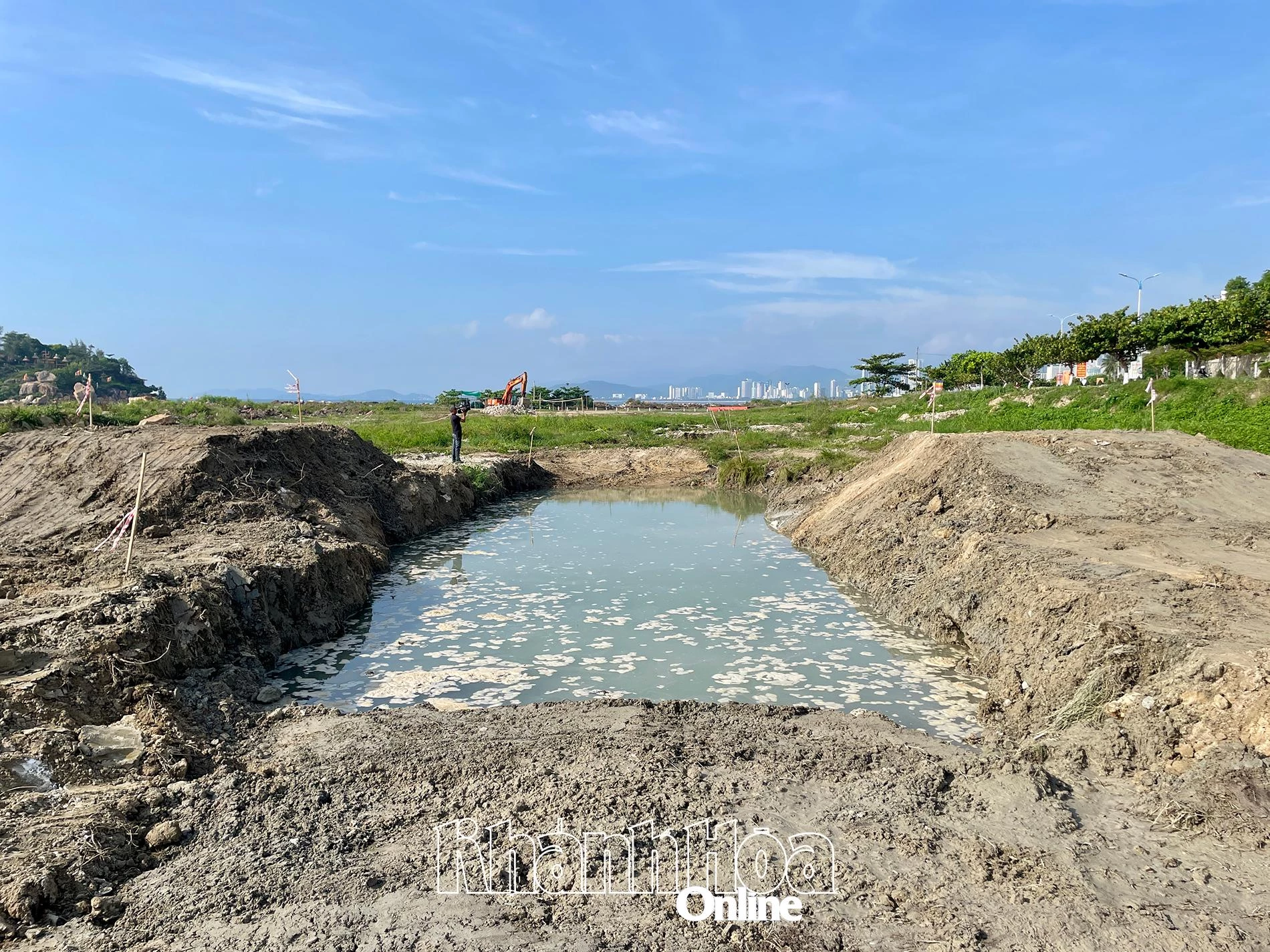 Một hố nước sâu được Ban tổ chức thêm vào nhằm tạo độ khó cho các tay đua.