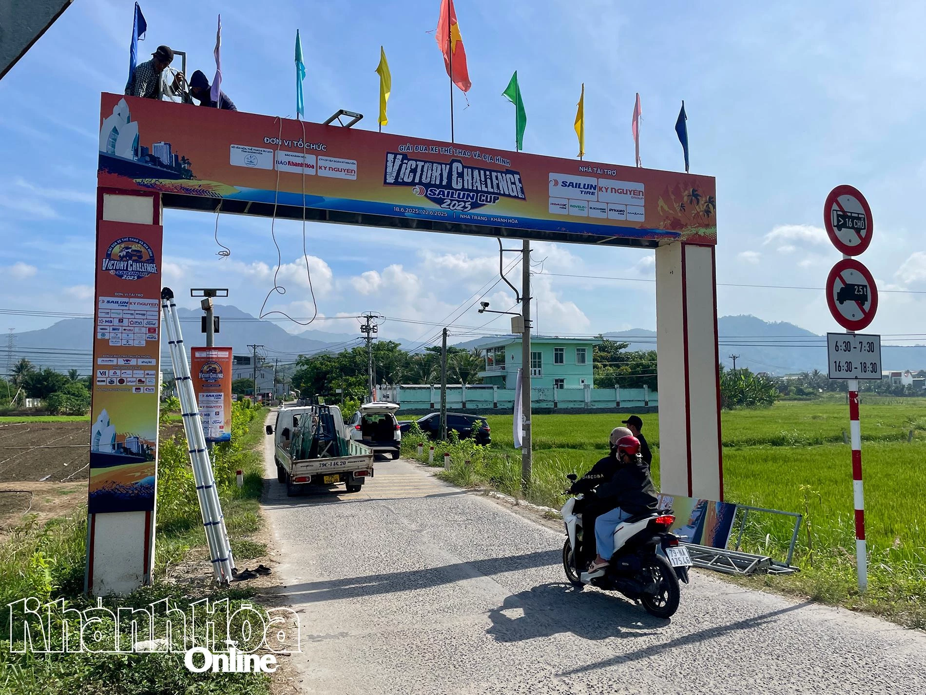 Cổng chào giải đấu tại khu vực Hồ Đắc Lộc, Vĩnh Phương.