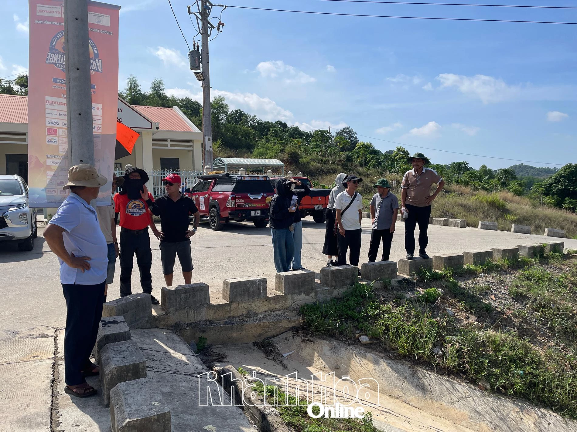 Các thành viên Ban tổ chức khảo sát địa điểm thi đấu.