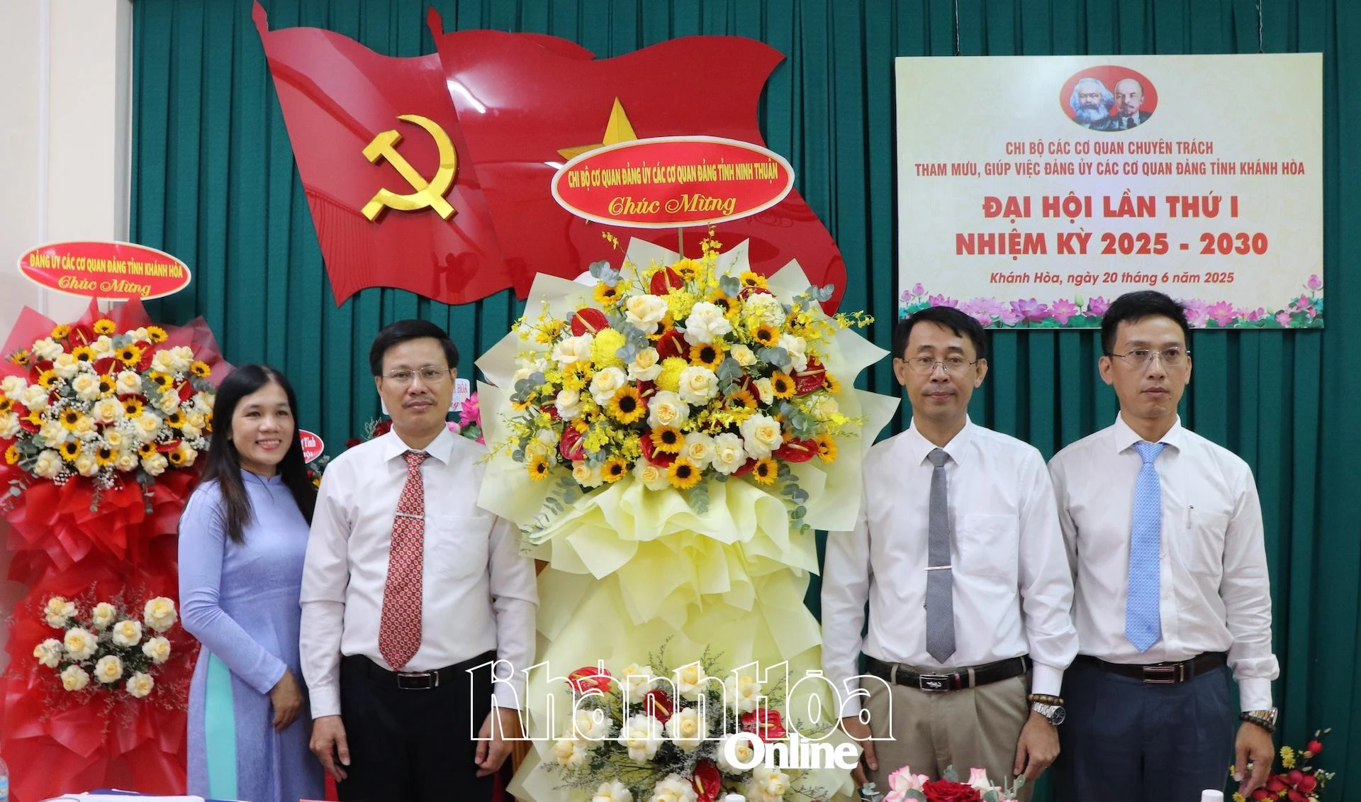 Chi bộ Cơ quan Đảng uỷ Các cơ quan Đảng tỉnh Ninh Thuận tặng hoa chúc mừng đại hội.