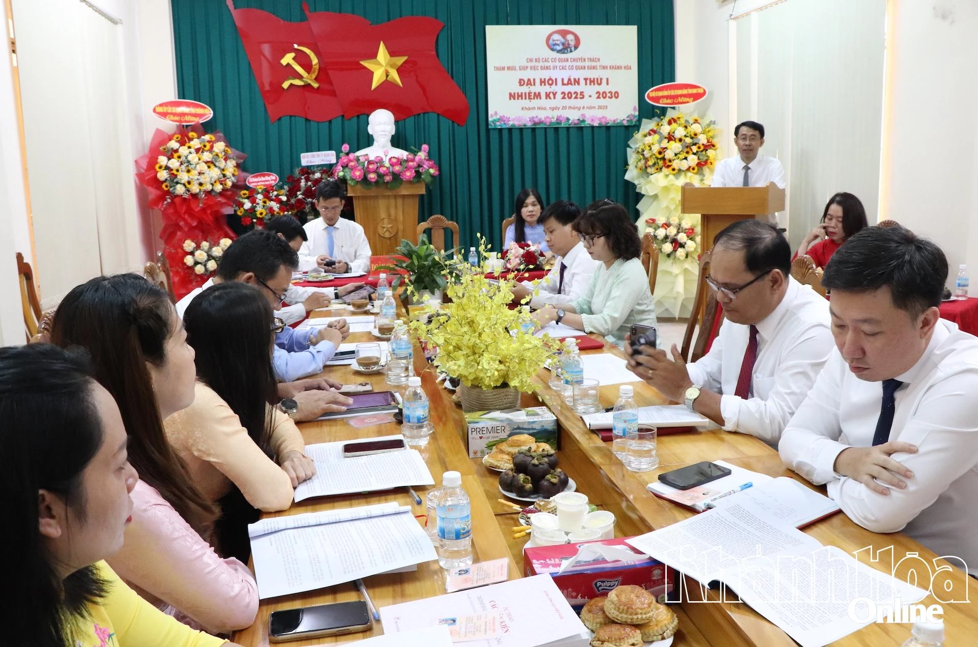 Các đại biểu thảo luận văn kiện đại hội.