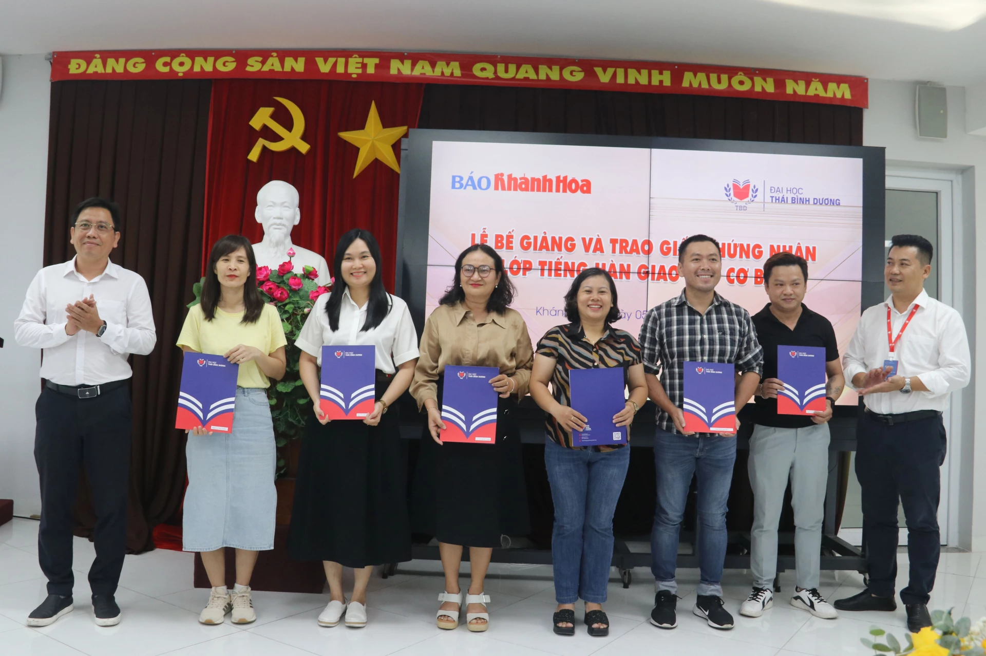 Bế giảng lớp tiếng Hàn giao tiếp cơ bản tại Báo Khánh Hòa