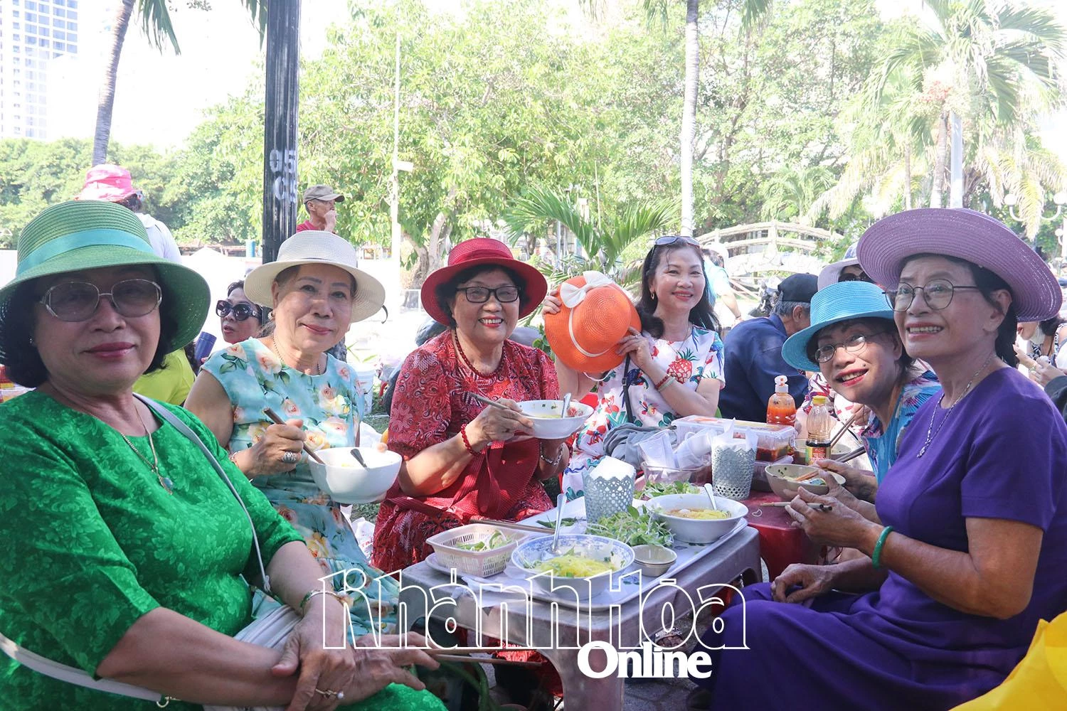 Du khách thưởng thức các món ăn tại chỗ.