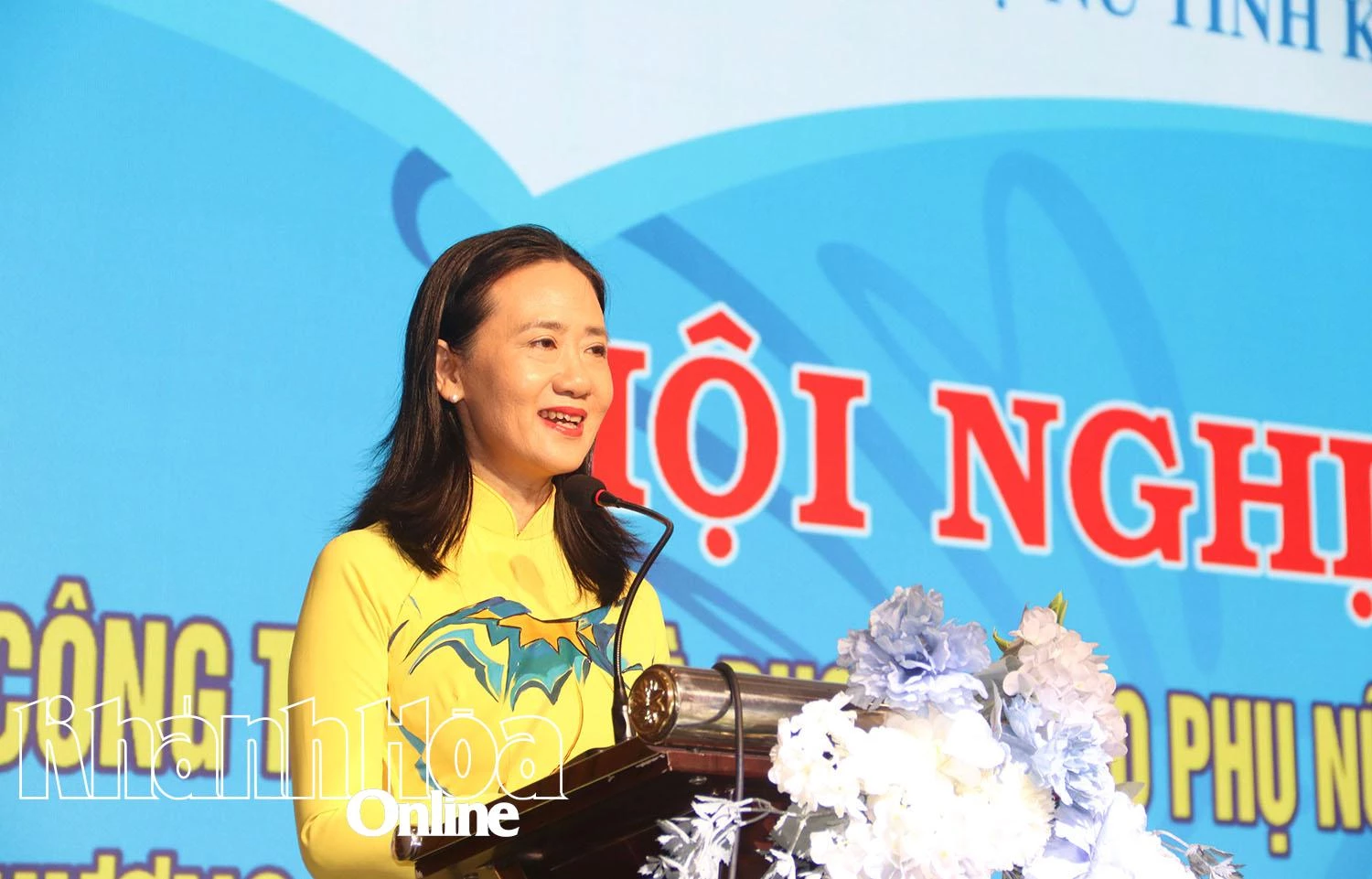 Bà Nguyễn Quỳnh Nga - Chủ tịch Hội LHPN tỉnh phát biểu khai mạc hội nghị.
