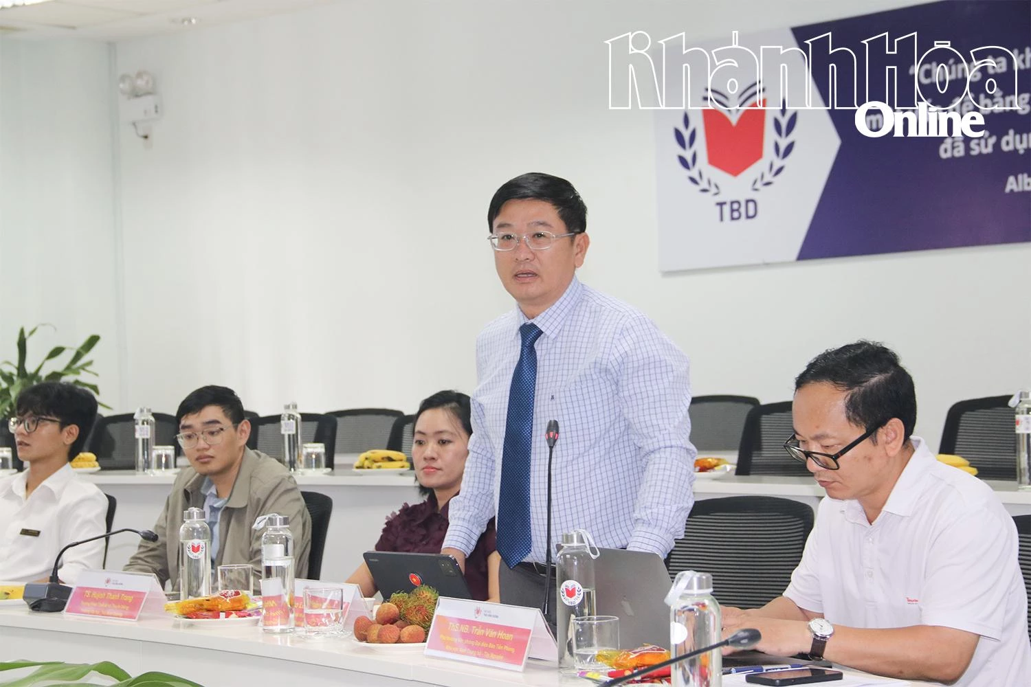 Ông Lê Hoàng Triều - Phó Tổng biên tập Báo Khánh Hòa, Phó Chủ tịch Hội Nhà báo tỉnh Khánh Hòa phát biểu ý kiến tại hội nghị.