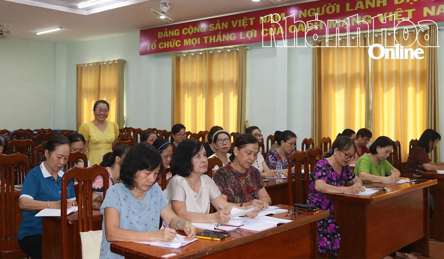 CLB tiếng Anh phụ nữ Tân Tiến ghi chép bài vở cẩn thận trong từng buổi học.