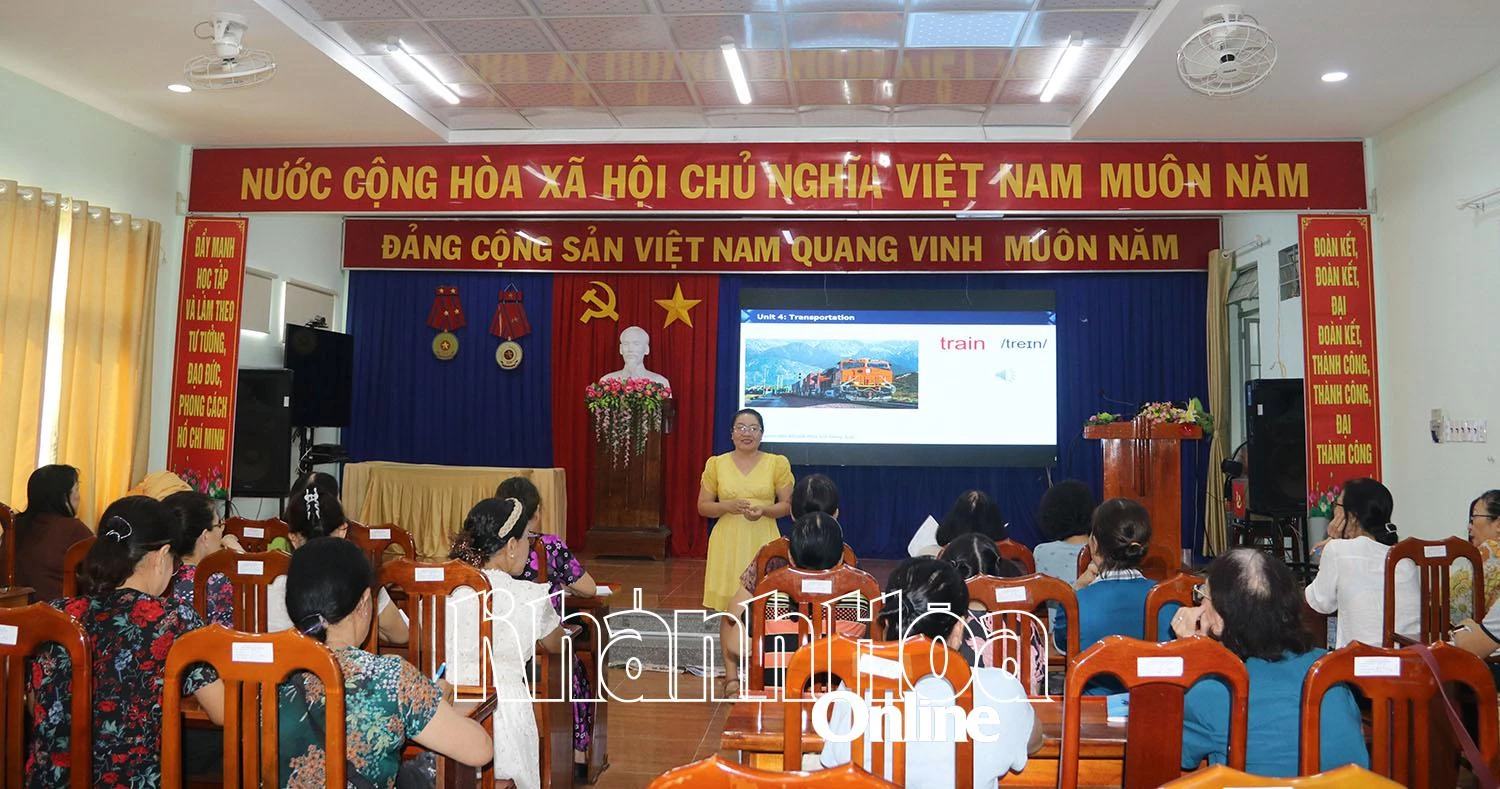 Mỗi tuần, các học viên được tình nguyện viên hướng dẫn các bài học theo chủ đề khác nhau.