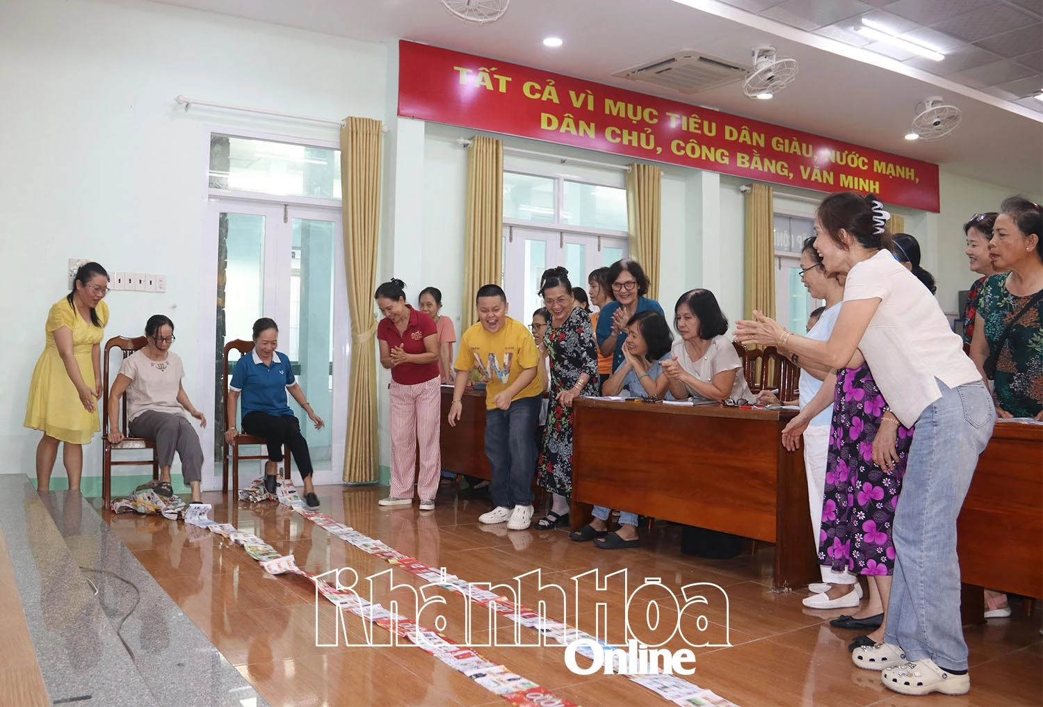 Các học viên tham gia các trò chơi để trả lời các câu hỏi.