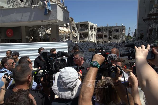 Các quốc gia tiếp tục sơ tán công dân khỏi Israel và Iran