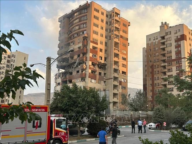 Một tòa nhà bị phá hủy sau vụ không kích của Israel xuống thủ đô Tehran của Iran ngày 13/6/2025. Ảnh: AA/TTXVN