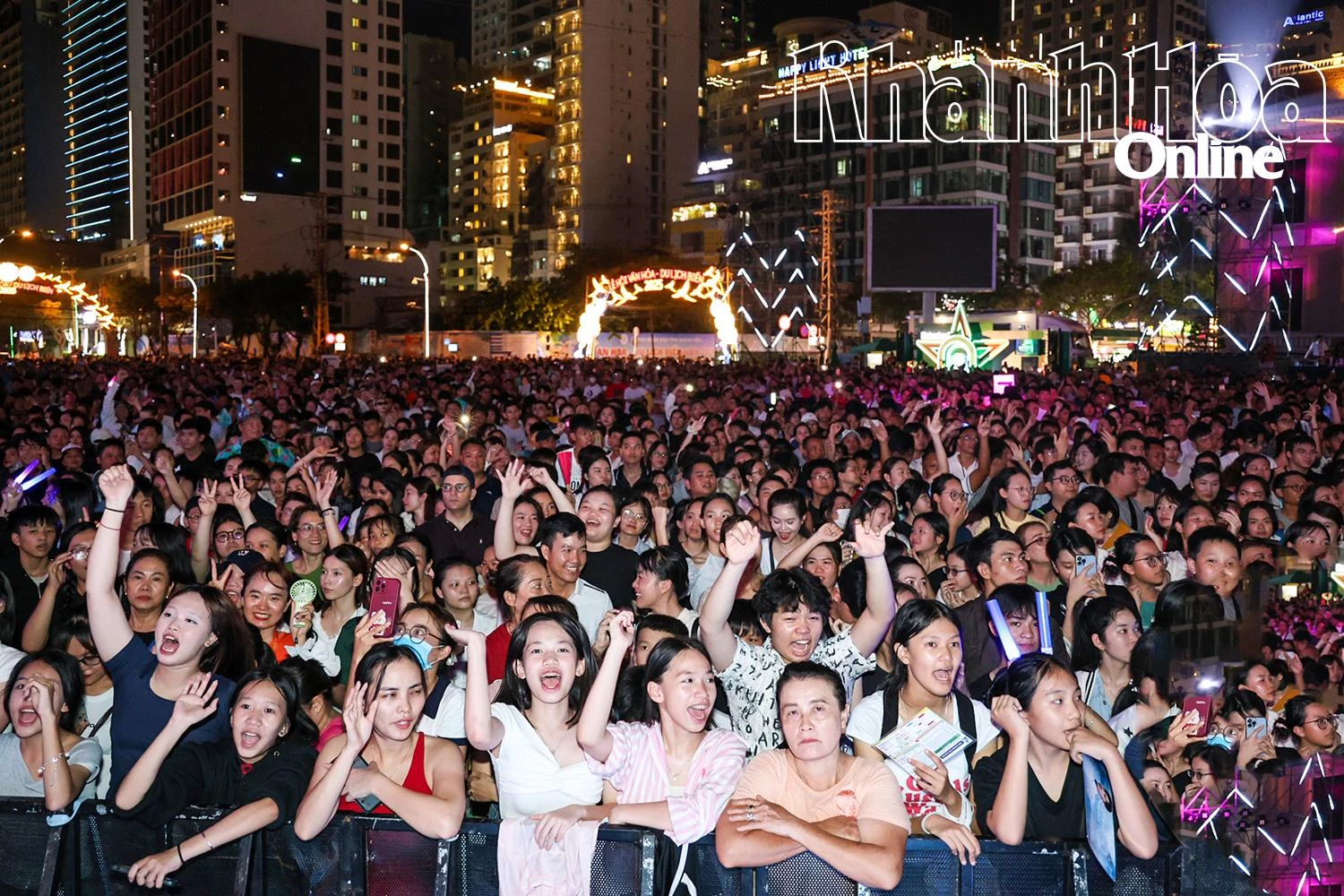 Đông đảo khán giả cùng hòa nhịp với những giai điệu sôi động của “Nha Trang say Hi”.