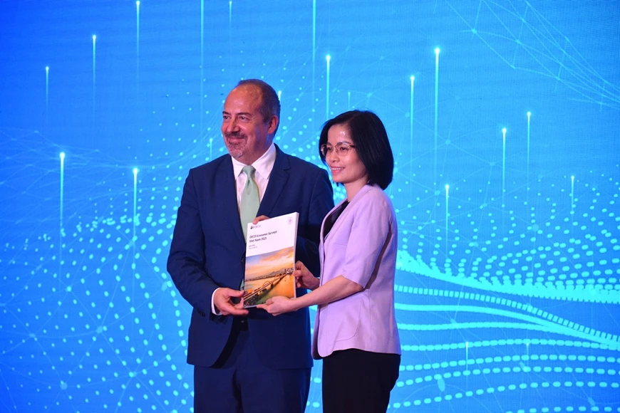 Đại diện OECD trao Báo cáo kinh tế Việt Nam 2025 cho đại diện Việt Nam.