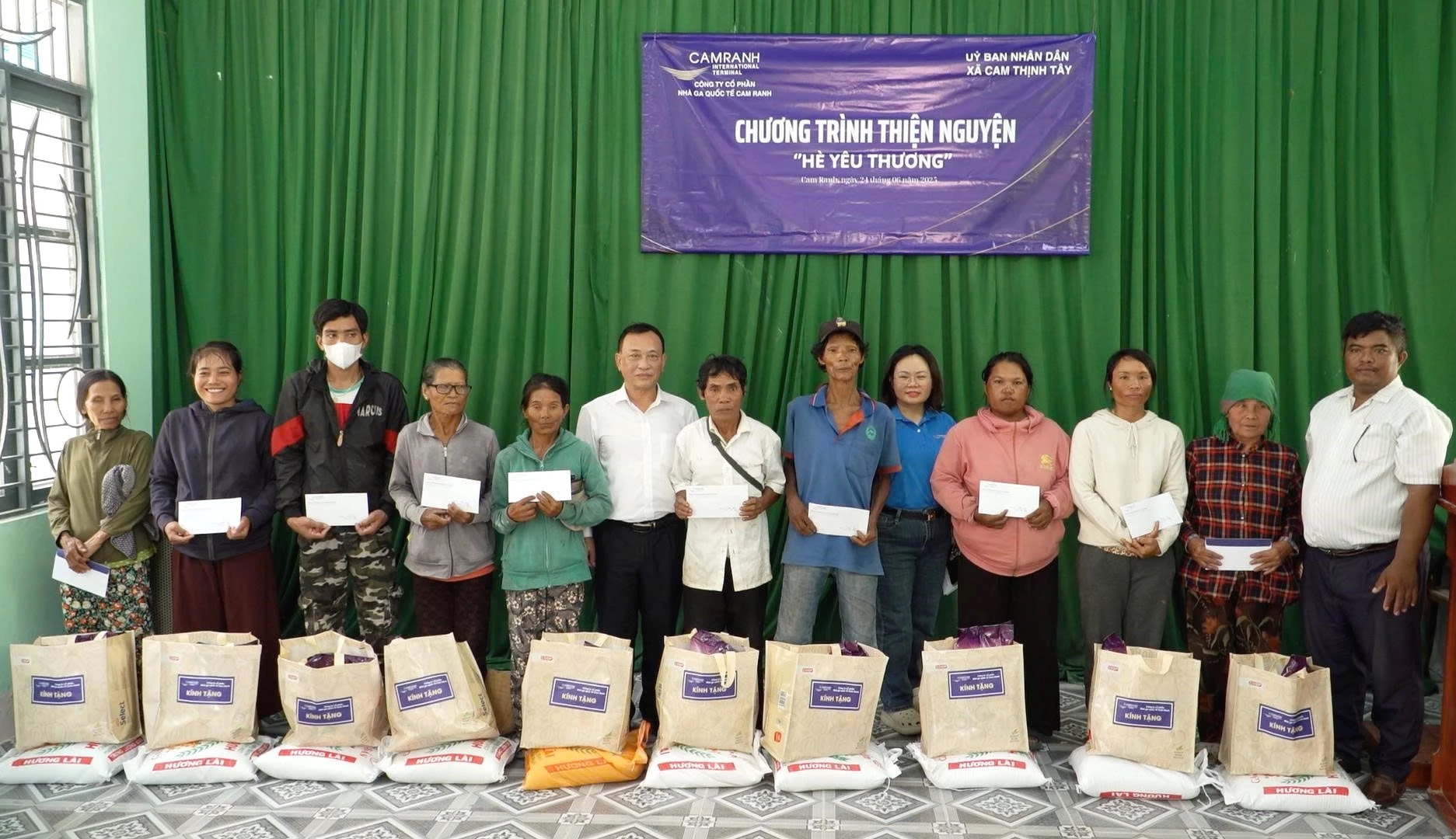 Lãnh đạo Công ty Cổ phần Nhà ga quốc tế Cam Ranh trao quà cho các hộ dân có hoàn cảnh đặc biệt khó khăn xã Cam Thịnh Tây