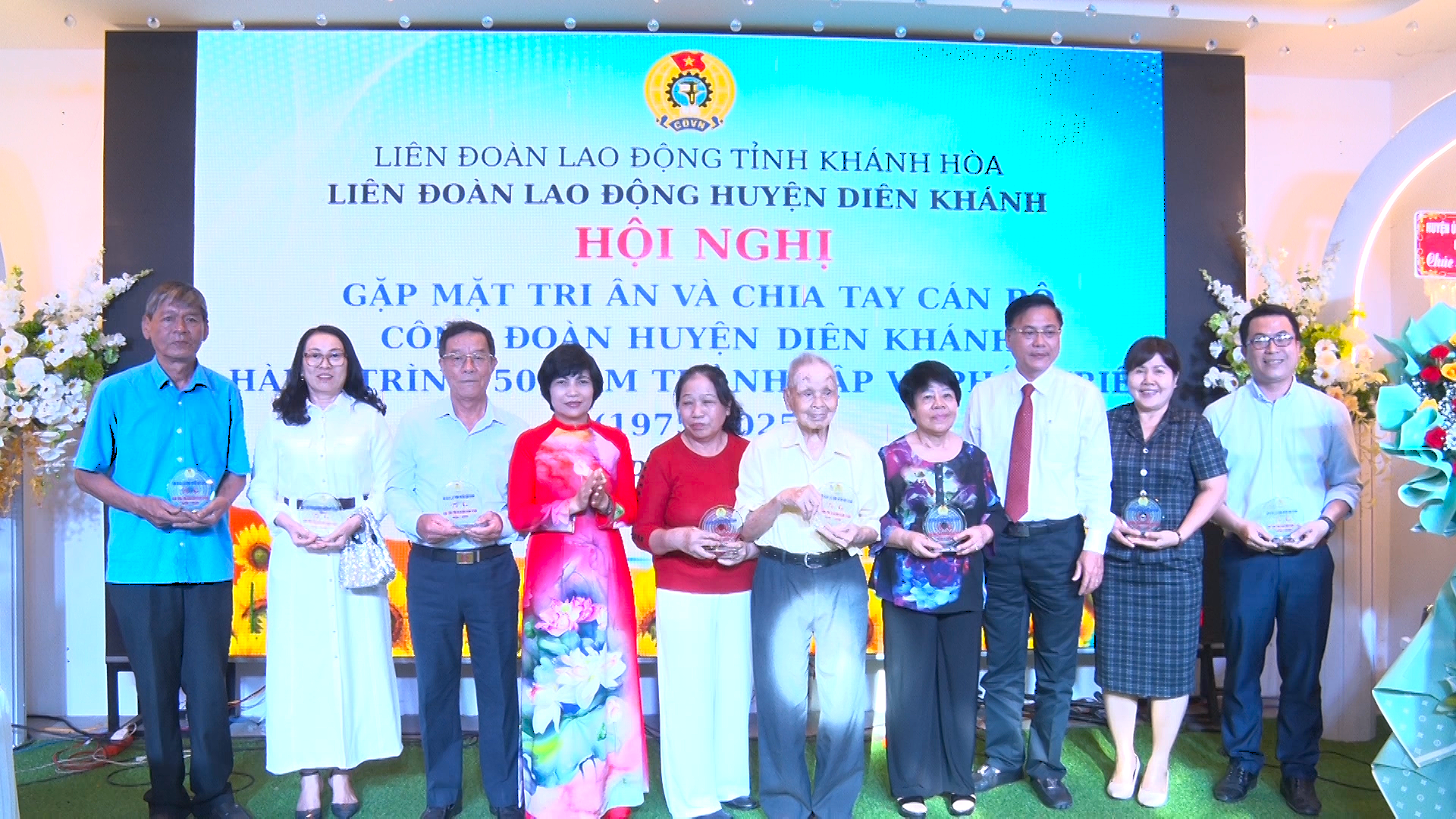 Lãnh đạo huyện ủy Diên Khánh trao tặng biểu trưng cho các thế hệ cán bộ công đoàn

huyện