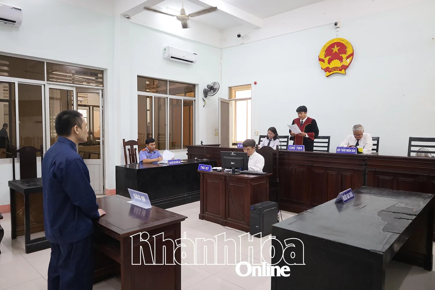 Giật đồ của du khách nước ngoài lãnh 4 năm tù