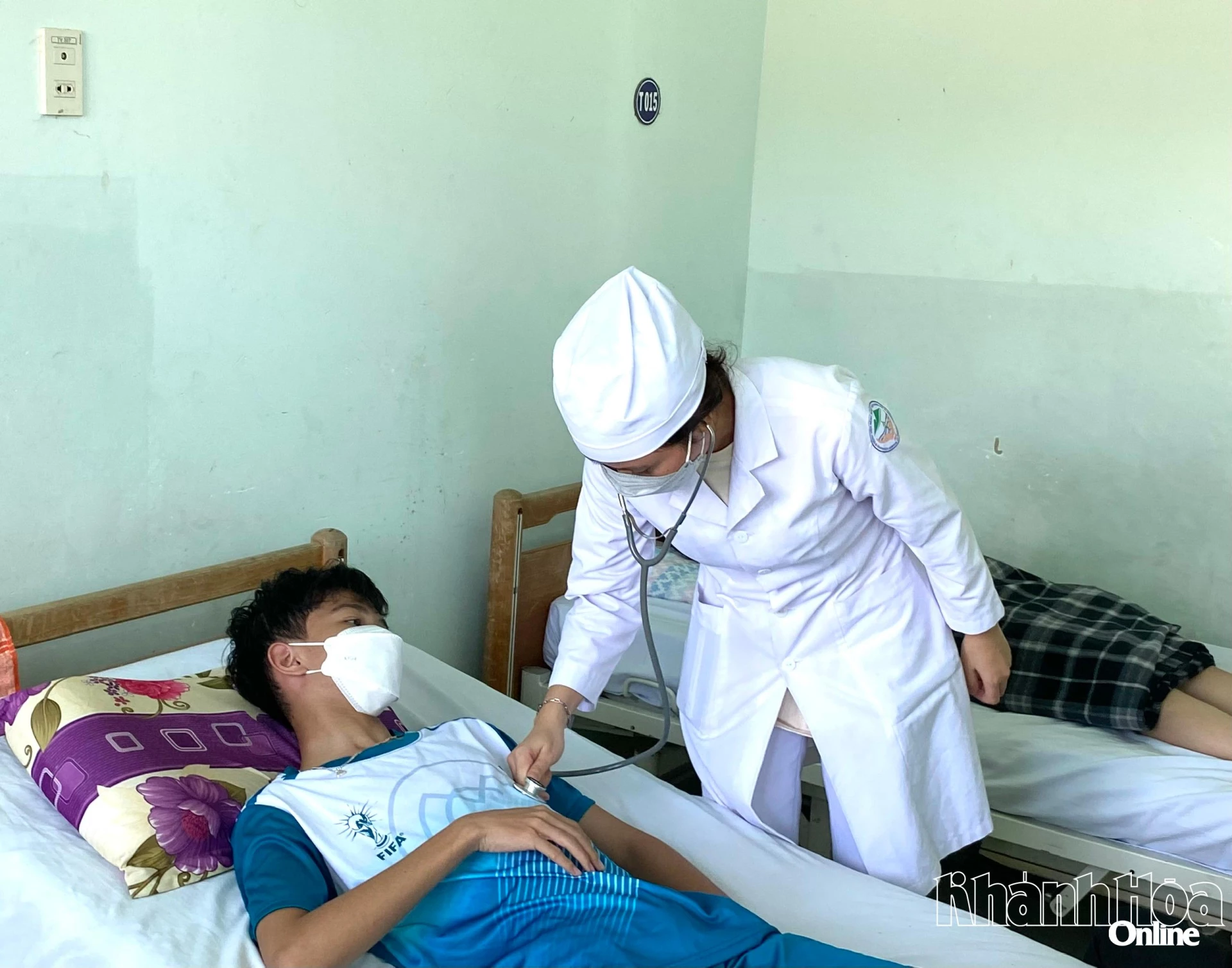 Bác  sĩ  Bệnh  viện  Bệnh  nhiệt  đới  tỉnh  kiểm  tra sức khoẻ cho bệnh nhân mắc sốt xuất huyết