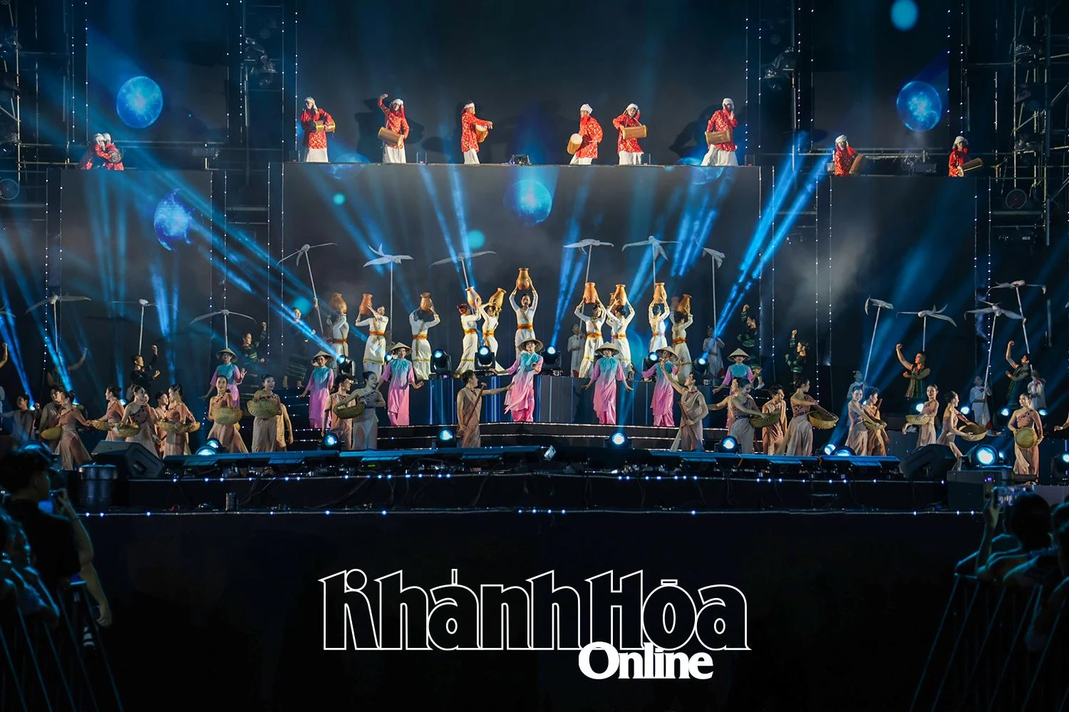 Màn biểu diễn mở đầu chương trình mang đậm màu sắc văn hóa vùng miền.