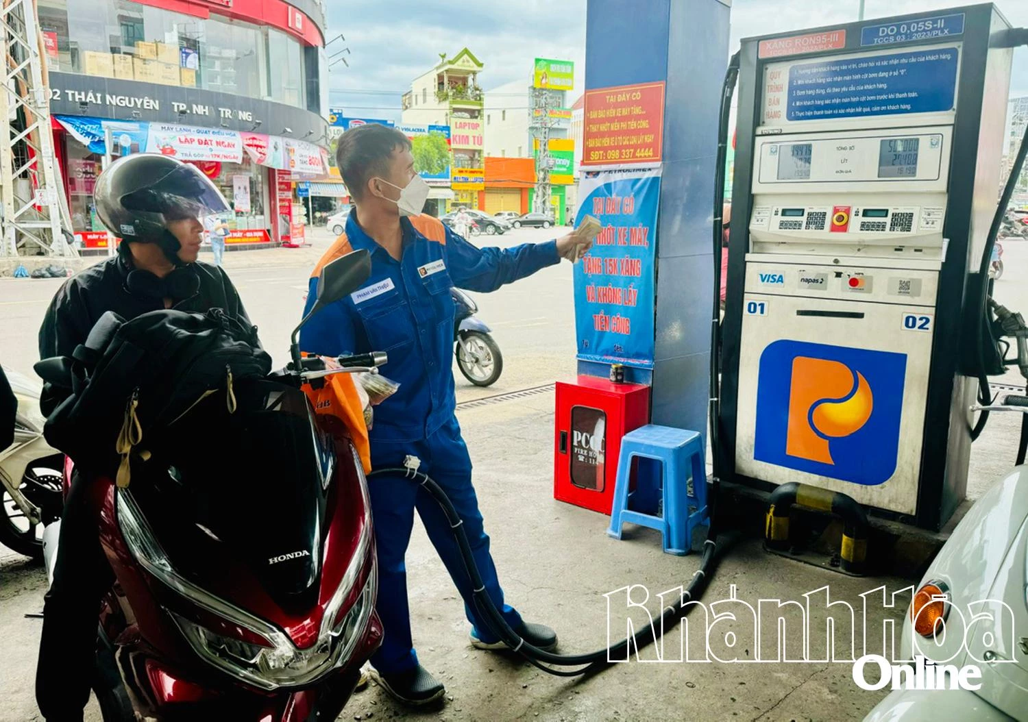 Người dân đổ xăng ở Nha Trang