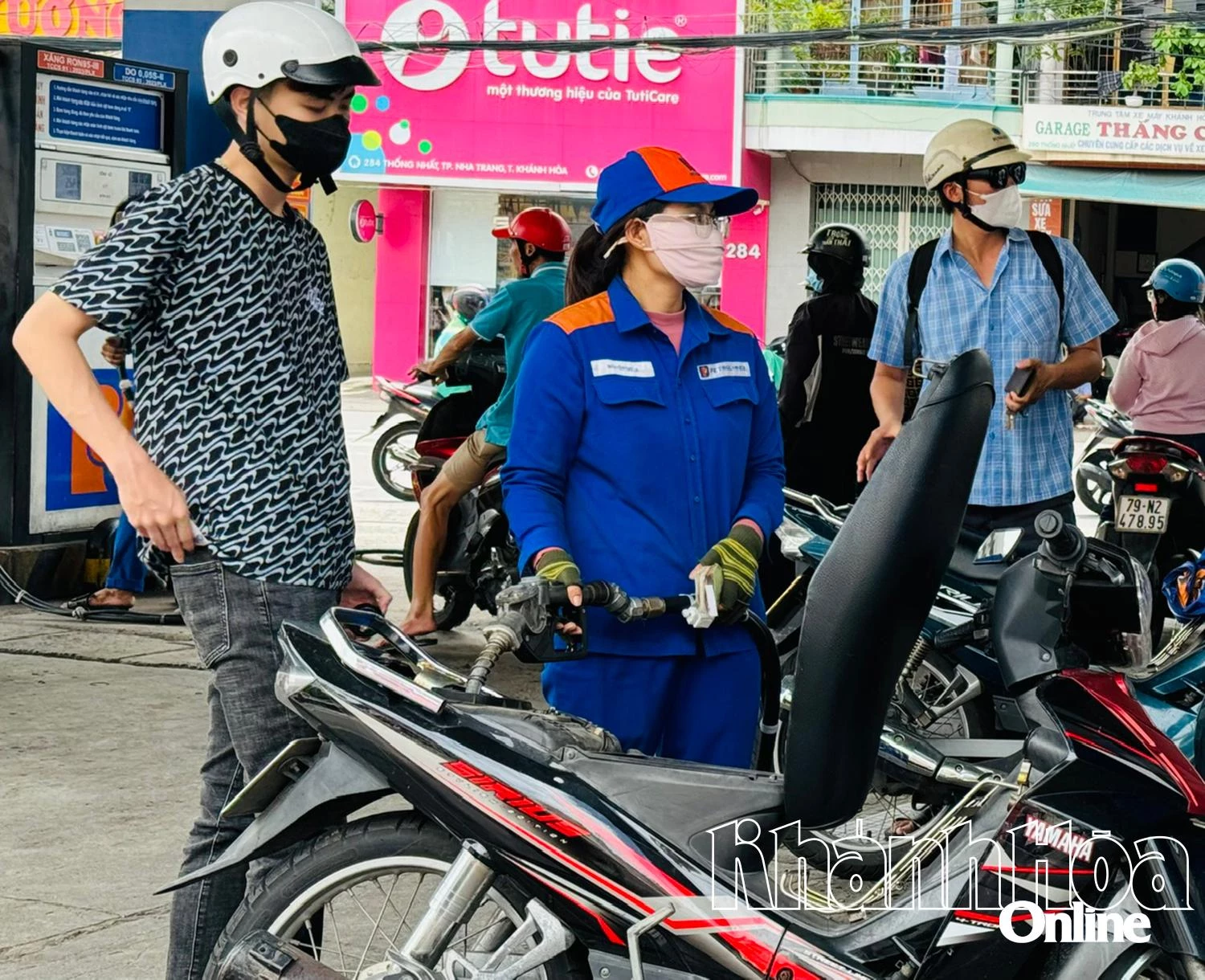 Người dân đổ xăng ở Nha Trang