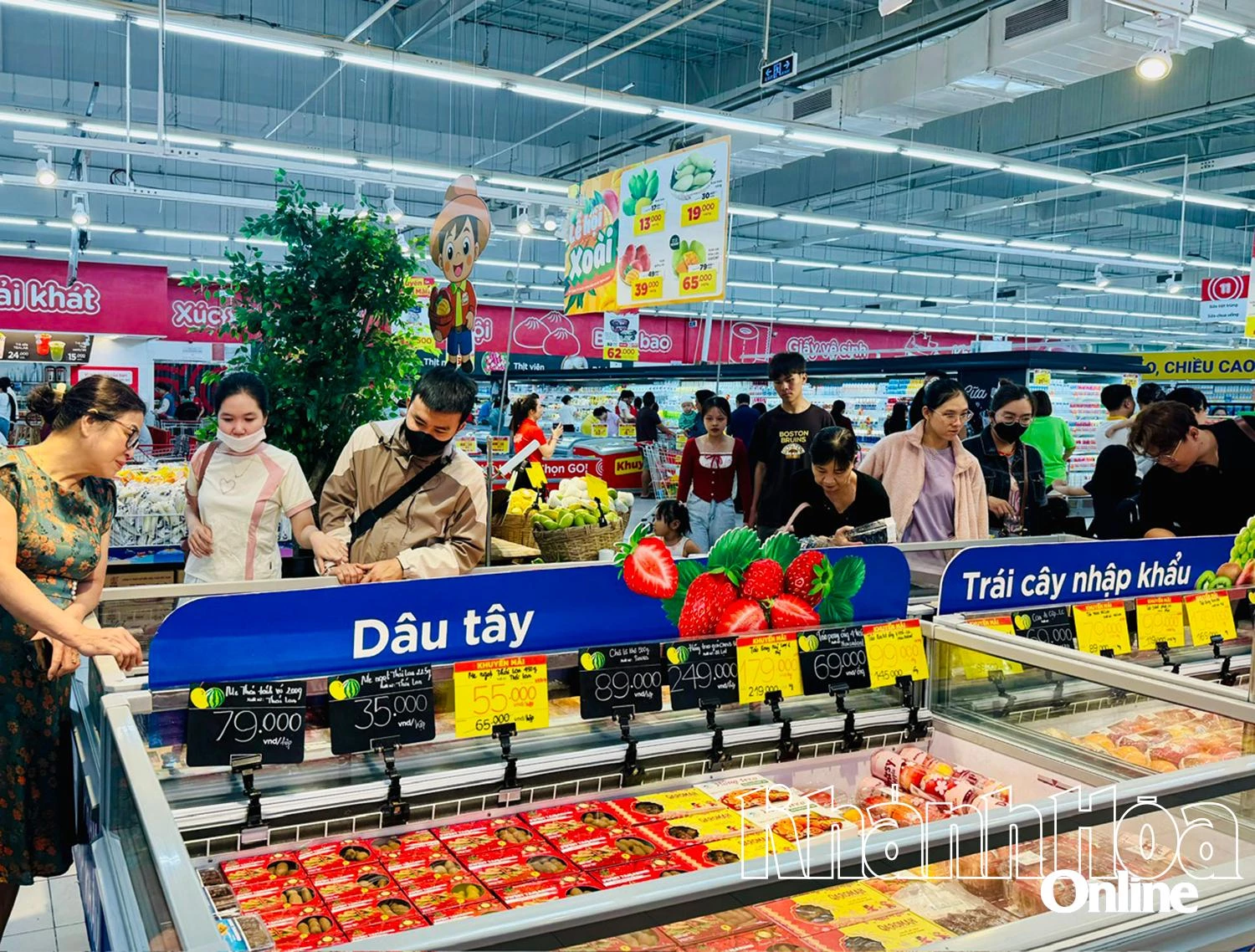 Người dân và du khách mua sắm tại một siêu thị ở Nha Trang