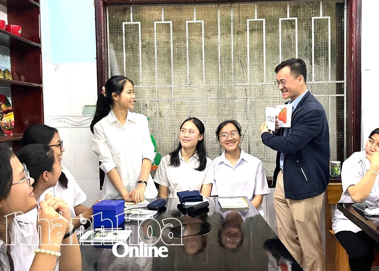 Học viên sinh hoạt tại câu lạc bộ tiếng Anh Nhà nội trú Thanh Tâm.