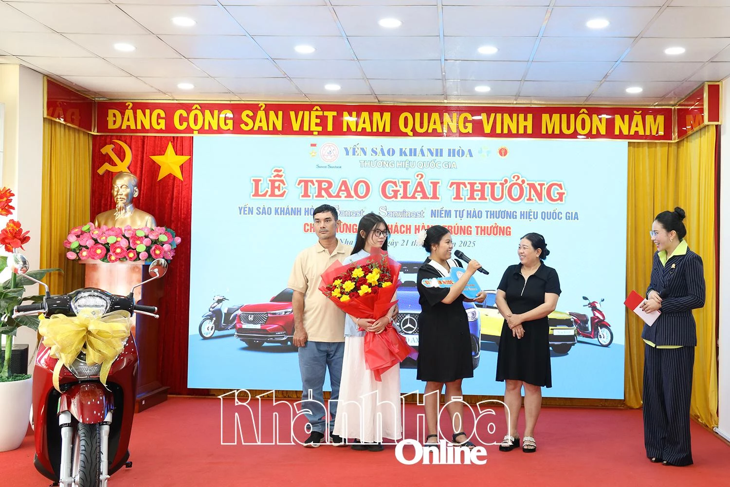 Khách hàng trúng thưởng chia sẻ cảm tưởng khi nhận giải thưởng.