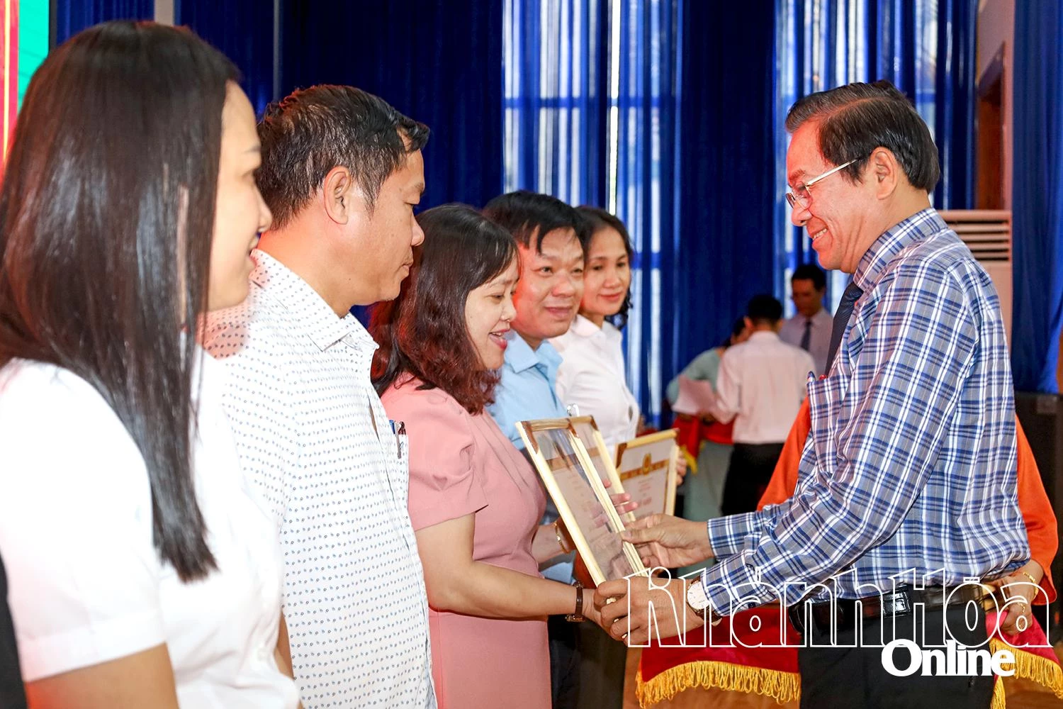 Bí thư Thành ủy Nha Trang Trần Mạnh Dũng trao giấy khen cho các tập thể xuất sắc trong công tác kiểm tra, giám sát nhiệm kỳ 2020 - 2025.