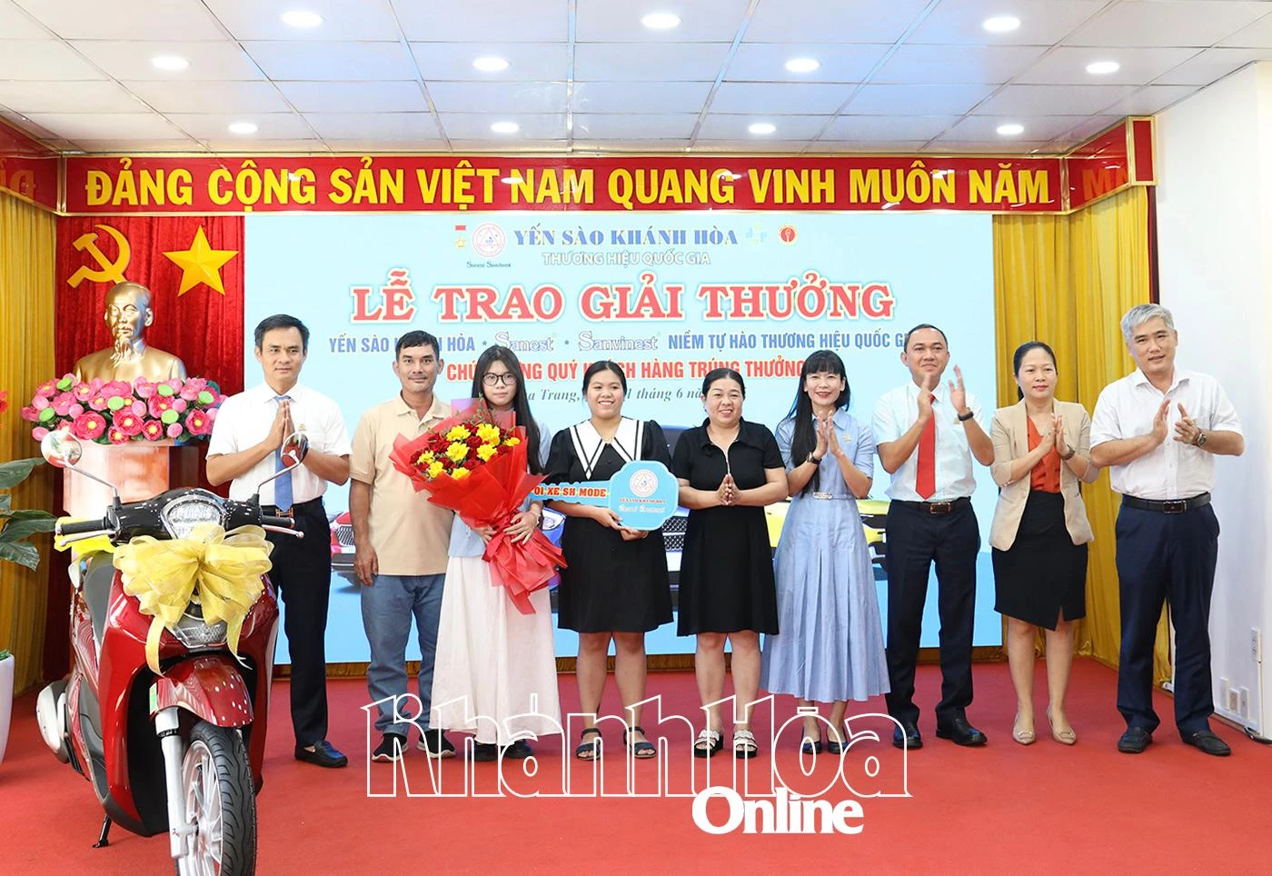 Ban lãnh đạo công ty trao thưởng cho khách hàng may mắn trúng thưởng.