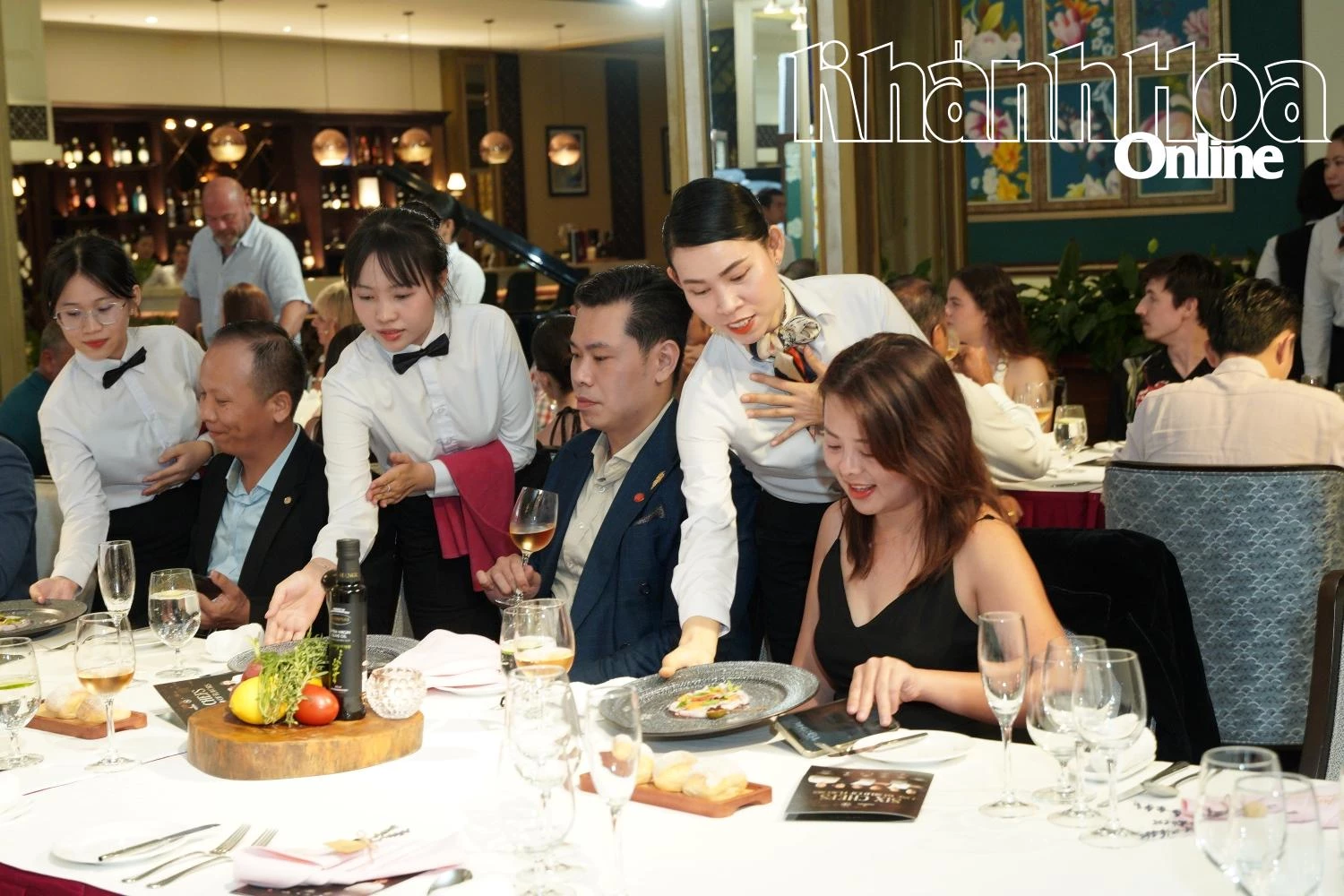 
Nhân viên của Vinpearl Resort Nha Trang đang phục vụ khách thưởng thức tiệc