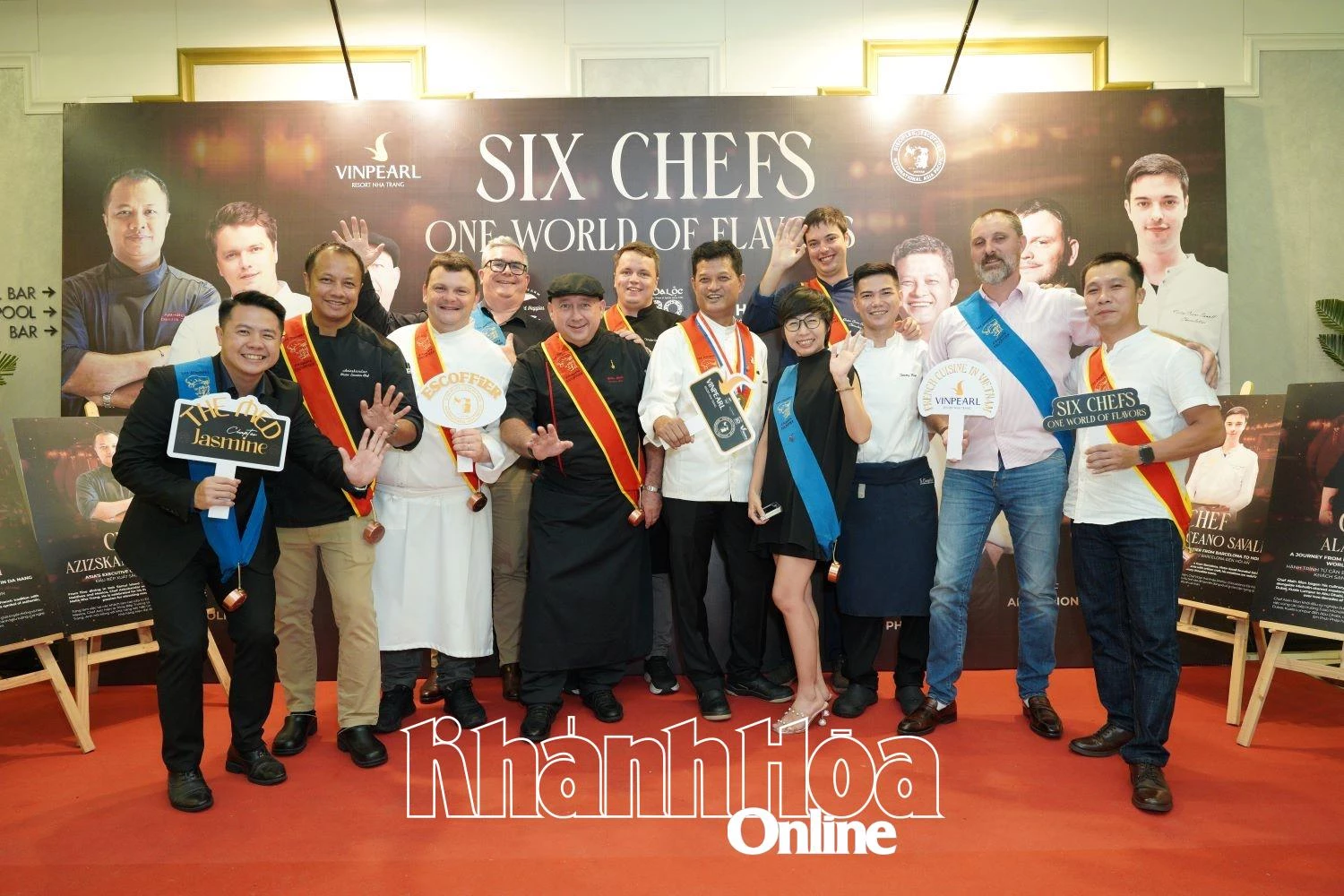 Các đầu bếp chụp ảnh với đại biểu dự đêm tiệc