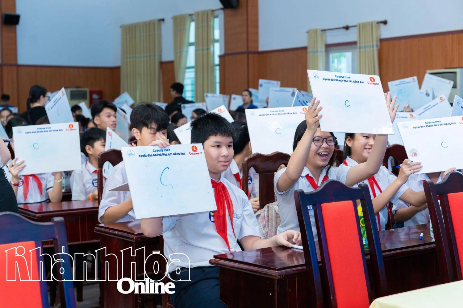 Các học sinh tham gia cuộc thi Rung chuông vàng nói tiếng Anh. 