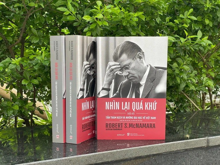 uốn sách Nhìn lại quá khứ: Tấn thảm kịch và những bài học về Việt Nam.