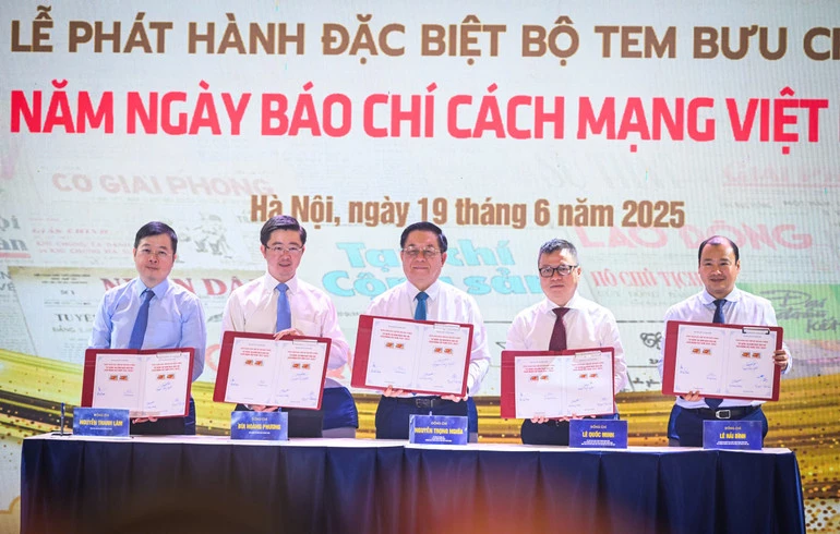 Các đại biểu thực hiện nghi thức ký phát hành bộ tem. (Ảnh: THÀNH ĐẠT)