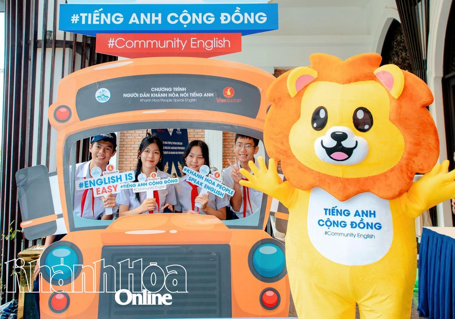 Các học sinh tham gia một hoạt động tiếng Anh cộng đồng. 