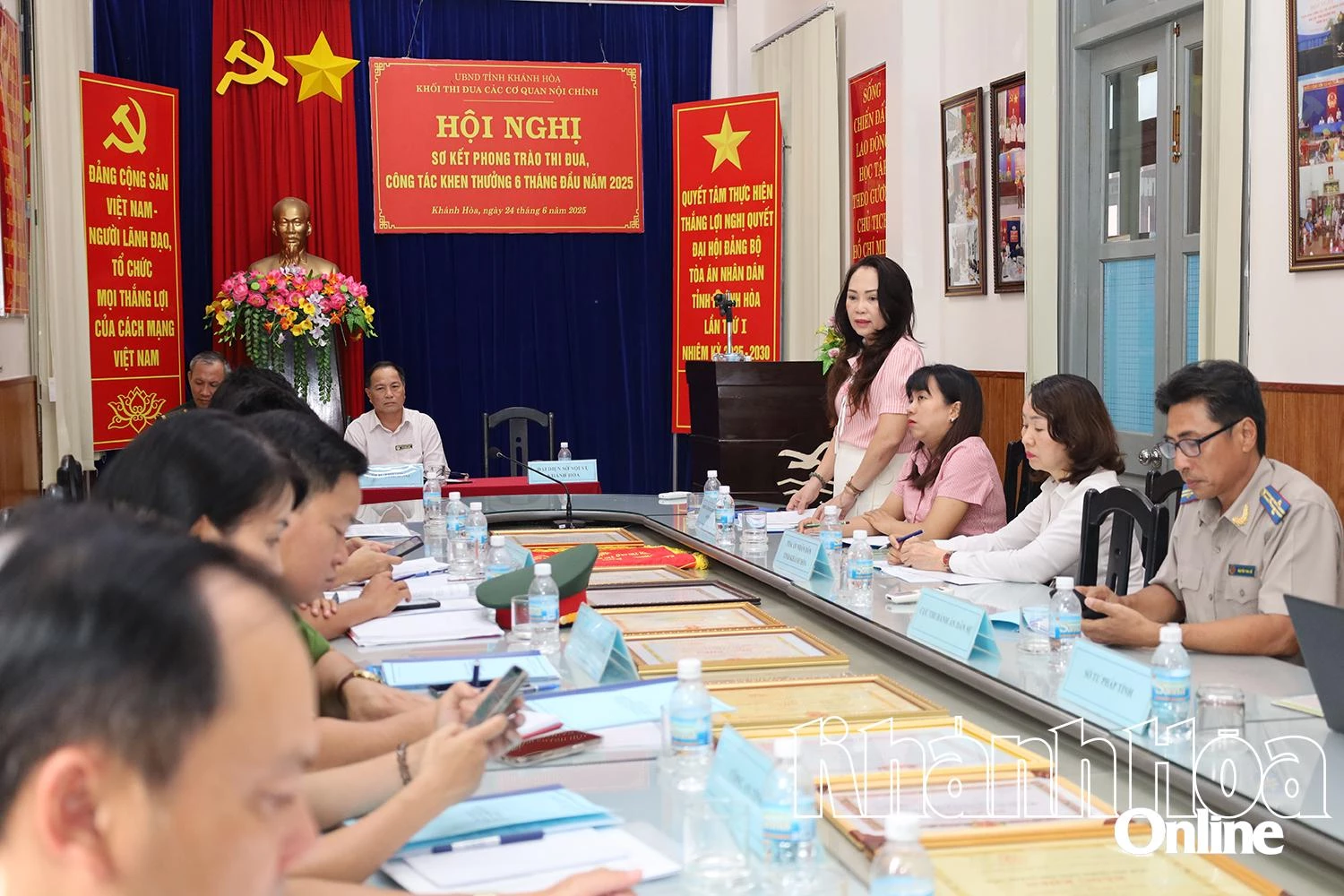 Bà Ung Thị Thu Trang - Trưởng phòng Thi đua - Khen thưởng, Sở Nội vụ hướng dẫn một số nội dung về công tác thi đua, khen thưởng.